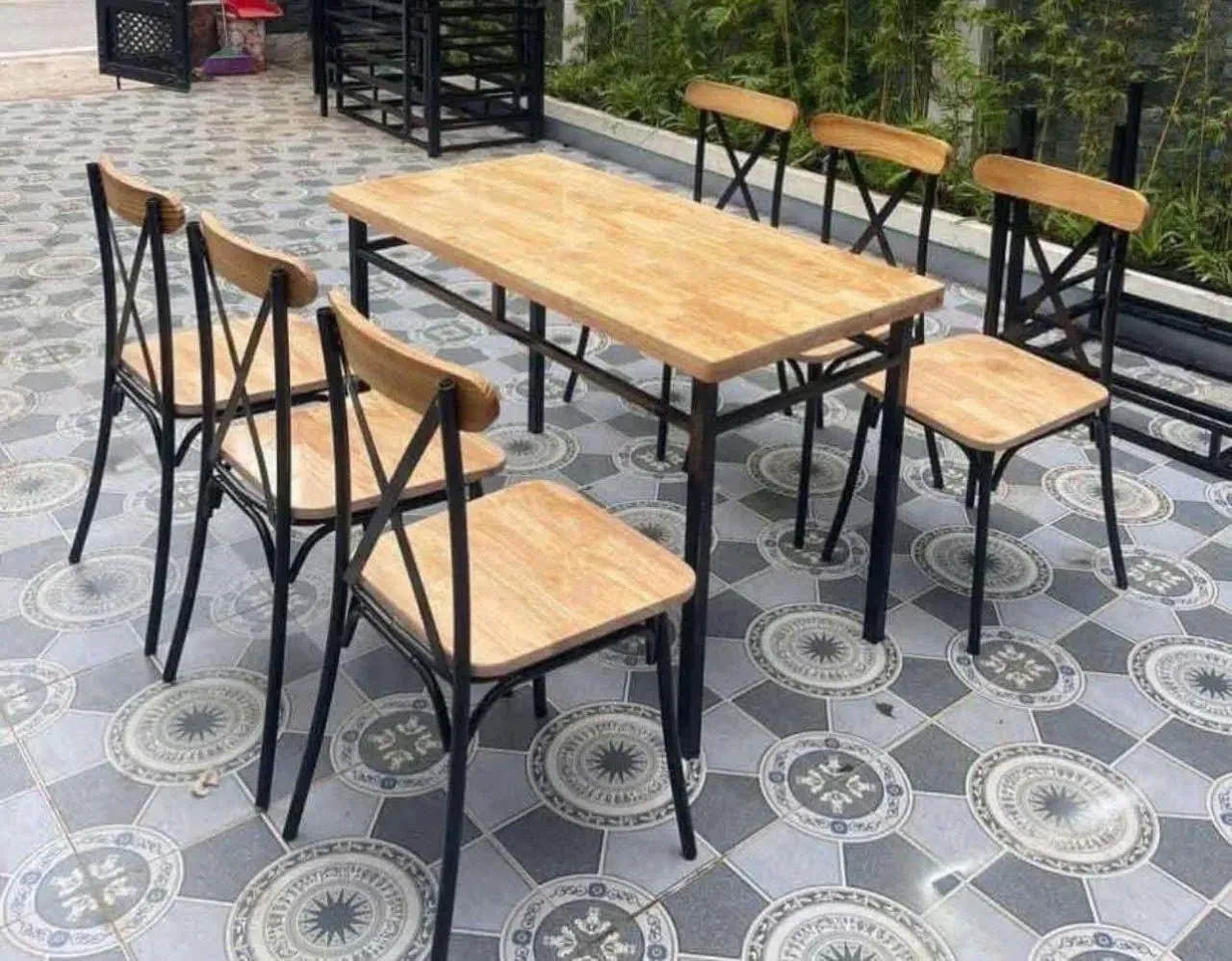 Hình ảnh Bộ bàn ghế nhà hàng , quán bia chân sắt mặt gỗ cao su BGA 09